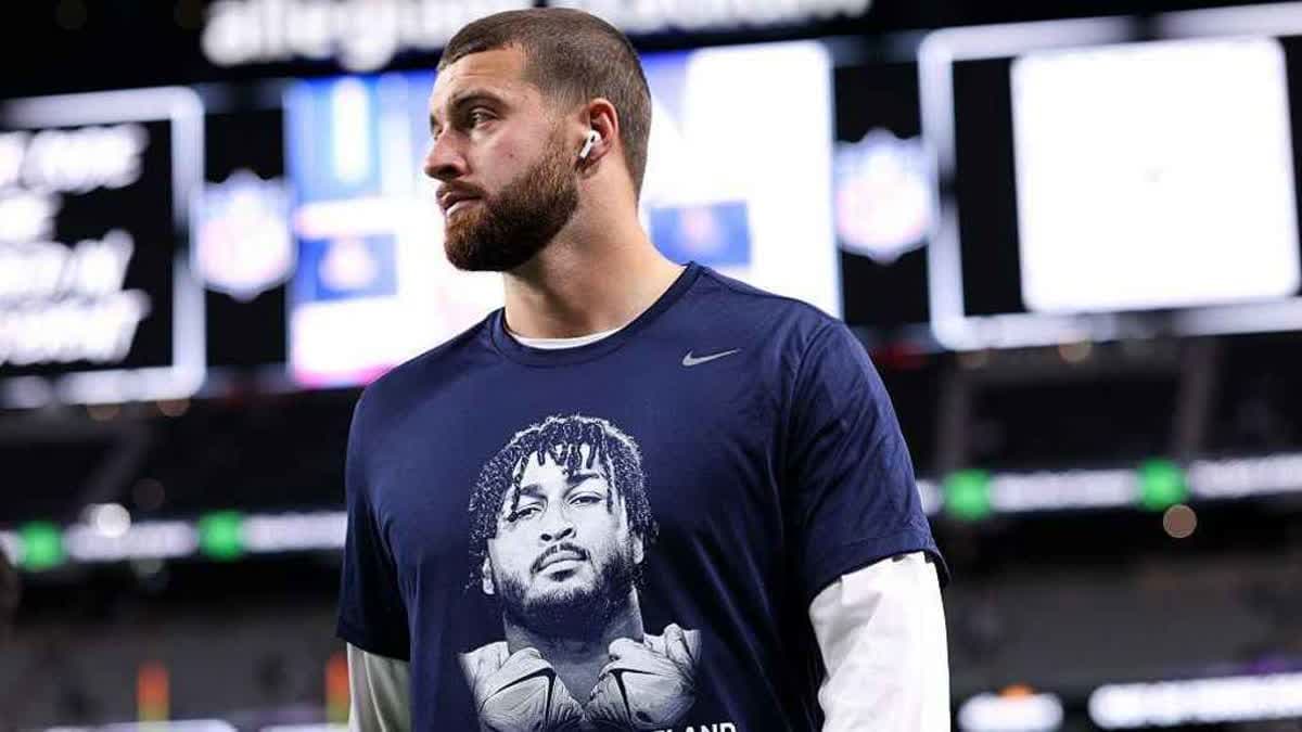 ارتدى لاعبو فريقي رايدرز وكاوبويز قمصانًا تكريمًا لنيلاند