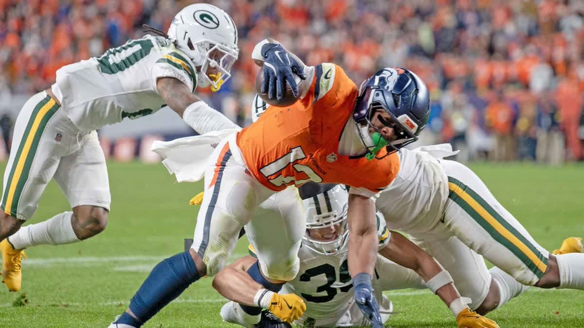 برونكوز يحسم تأهله الثاني على التوالي إلى الأدوار الإقصائية