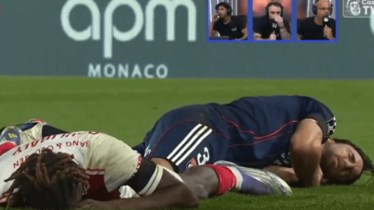 تاجليافيكو مستلق في حلقه