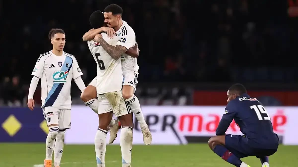 لاعبو باريس إف سي يحتفلون