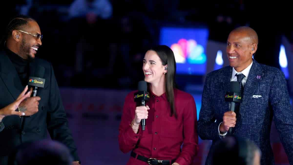 كايتلين كلارك مع كارميلو أنتوني وريجي ميلر