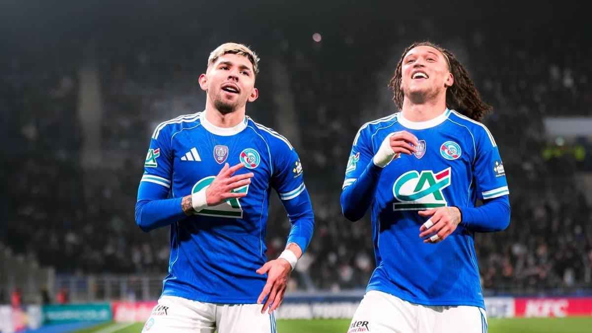 اللاعبون يحتفلون بأحد الأهداف