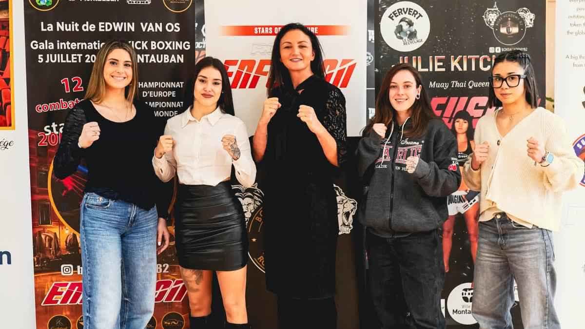 مقاتلي توب كوينز مع جولي كيتشن.