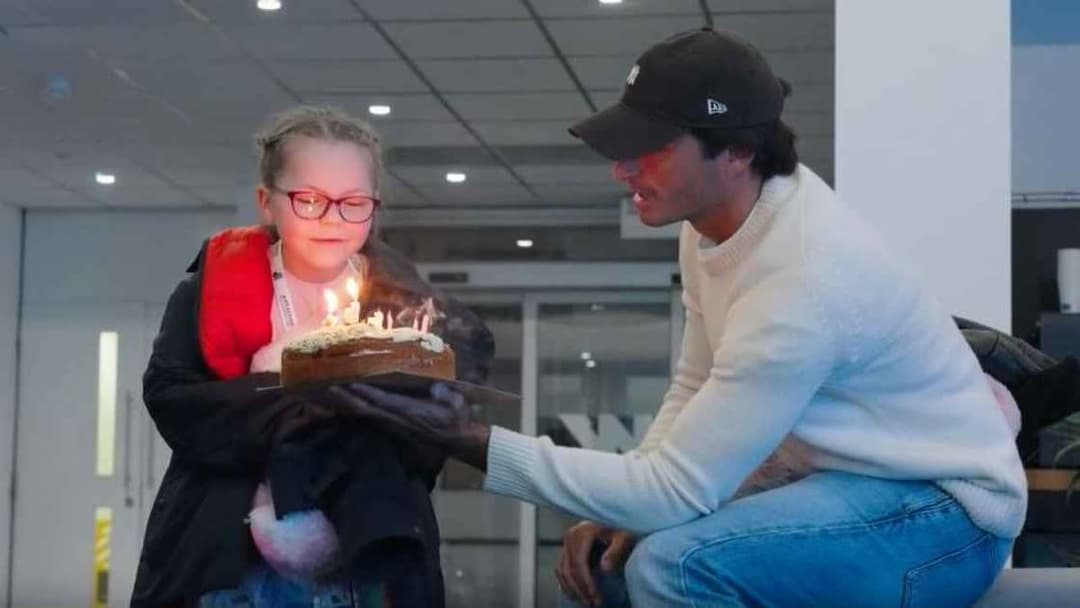 كارلوس ساينز والمشجعه، ثيا