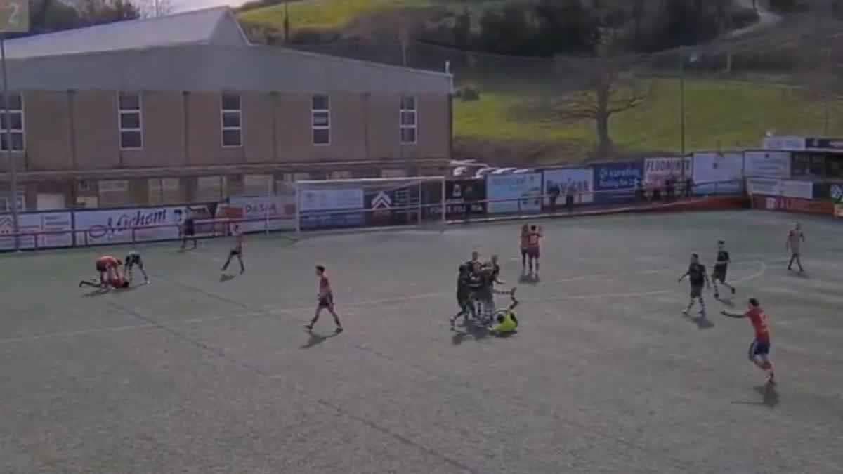 خوسيه غييرمو ألفاريز إستيبان يضرب الحكم