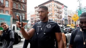 البريطانيونيستحوذون على نصف التذاكر