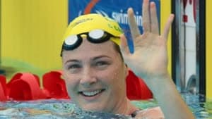 كامبل تجدد حبها للسباحة