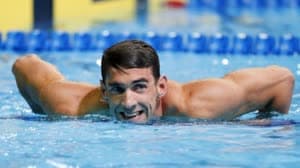 فيلبس ينسحب من سباق 100 متر حرة