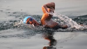 سباحة عجوز تبدأ رحلة لقطع 103 أميال