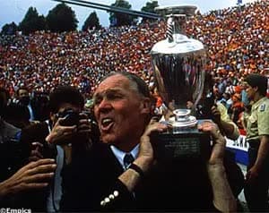 وفاة المدرب الهولندي الاسطورة رينوس ميشلز