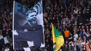 جماهير نيوكاسل ترفع صور هاو