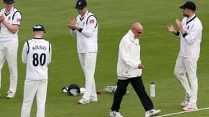 قام اللاعبون بمنح جيف إيفانز حرسًا شرفيًا خلال موسمه الأخير كحكم محترف