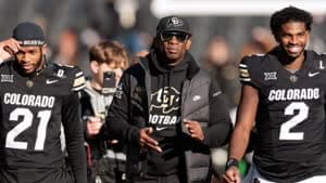 شيلو وشيديور ساندرز مع والدهما ديون