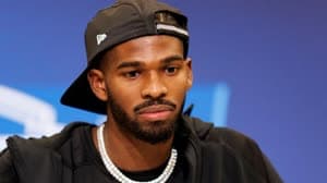 لعب ساندرز أربعة مواسم في كرة القدم الجامعية، موسمين مع جاكسون ستيت وموسمين مع كولورادو تحت قيادة والده.