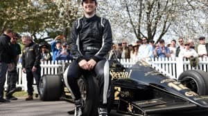 قاد برونو سينا ​​سيارة لوتس الخاصة بعمه الراحل أيرتون في جودوود