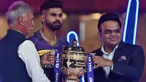 فريق كولكاتا نايت رايدرز هو حامل لقب الدوري الهندي الممتاز لكنه كان في المركز السادس في الجدول عندما توقفت المنافسة