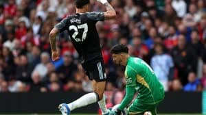 أبعد روجرز الكرة عن حارس مرمى يونايتد ألتاي بايندير أثناء محاولته الإمساك بها ثم وضعها في الشباك.