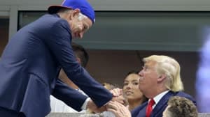 دونالد ترامب يستقبله بطل الولايات المتحدة ست مرات جون ماكنرو في بطولة الولايات المتحدة المفتوحة عام 2015