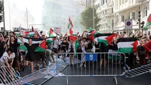 قام المتظاهرون المؤيدون للفلسطينيين بإزالة الحواجز واحتلوا الطريق على طول نقاط مختلفة من المسار