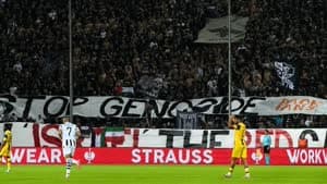 رفع مشجعو باوك لافتة كتب عليها أوقفوا الإبادة الجماعية خلال مباراتهم ضد مكابي تل أبيب