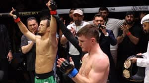 نورماغوميدوف يتغلب على هيوز