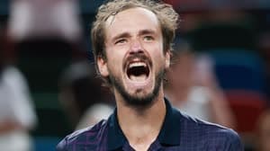 ميدفيديف يحقق لقبه الأول منذ 882 يومًا