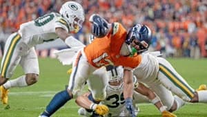 برونكوز يحسم تأهله الثاني على التوالي إلى الأدوار الإقصائية