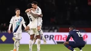 لاعبو باريس إف سي يحتفلون