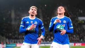 اللاعبون يحتفلون بأحد الأهداف