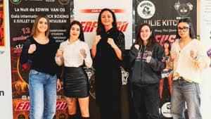 مقاتلي توب كوينز مع جولي كيتشن.