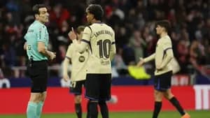 لاعبو برشلونة و مارتينيز مونويرا