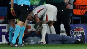 لاعب الكرة على الأرض بعد دفع بيدرو نيتو