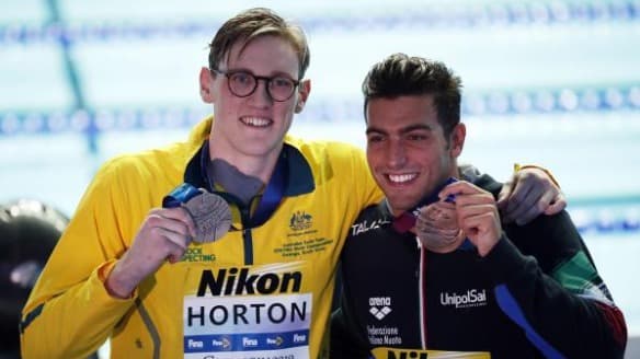 هورتون يحصل على تحية السباحين