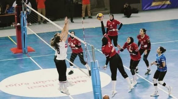 قمة السيدات دون جمهور