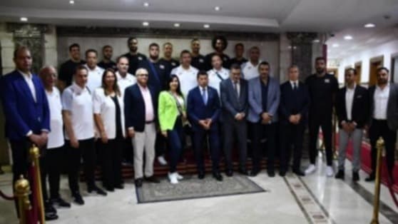 وزير الرياضة يحقز الفراعنة