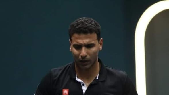 الإصابة تجبر عصر على الانسحاب