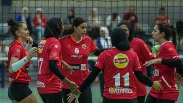 الأهلي يروض الجياد 