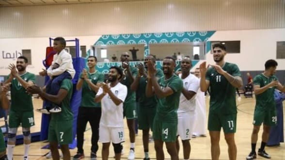 الأهلي يتصدر وسط ملاحقة رباعية