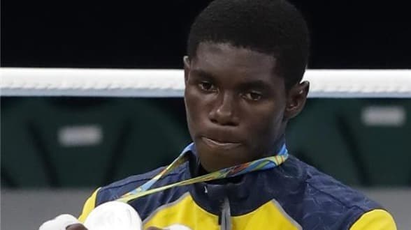 مارتينيز سيشتري بفضية الملاكمة منزل لوالده