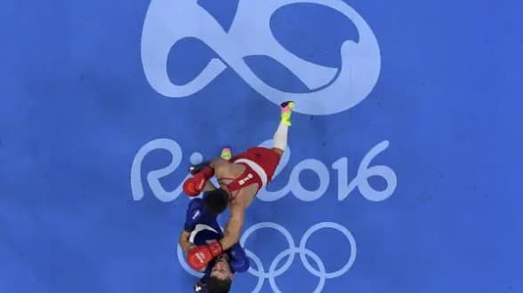 كولومبي وأوزبكستاني في نهائي وزن الذبابة