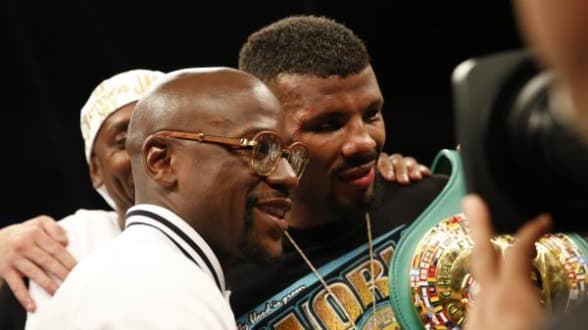 مايويذر لمح بعودته للحلبة