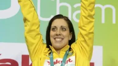 جالفيز تفوز بسباق 100 متر فراشة