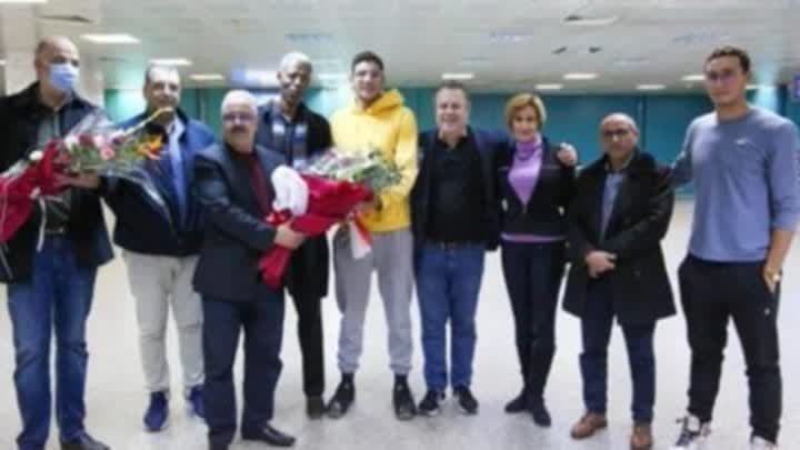 استقبال حار للحفناوي في تونس بعد فضية بطولة العالم للسباحة