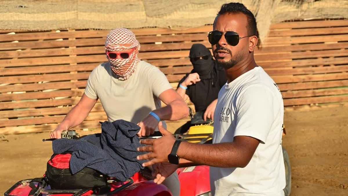 استمتاع السياح برحلات السفارى