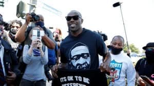 كايبرنيك يعرض تجربته في مناهضة للعنصرية بعمل فني