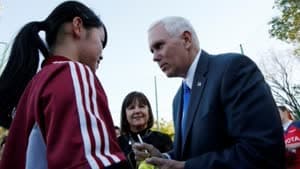 بنس يغادر مباراة لعدم وقوف اللاعبين خلال النشيد الوطني