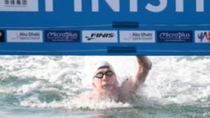 بالصور.. فلوريان وليوني يفوزان بماراثون السباحة المفتوحة بأبوظبي