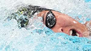 كروموفيديويو وموروزوف يتوجان بذهبية الدوحة في السباحة