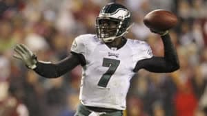 فيك يقود ايجلز لفوز ساحق على ردسكينز في دوري كرة القدم الامريكية