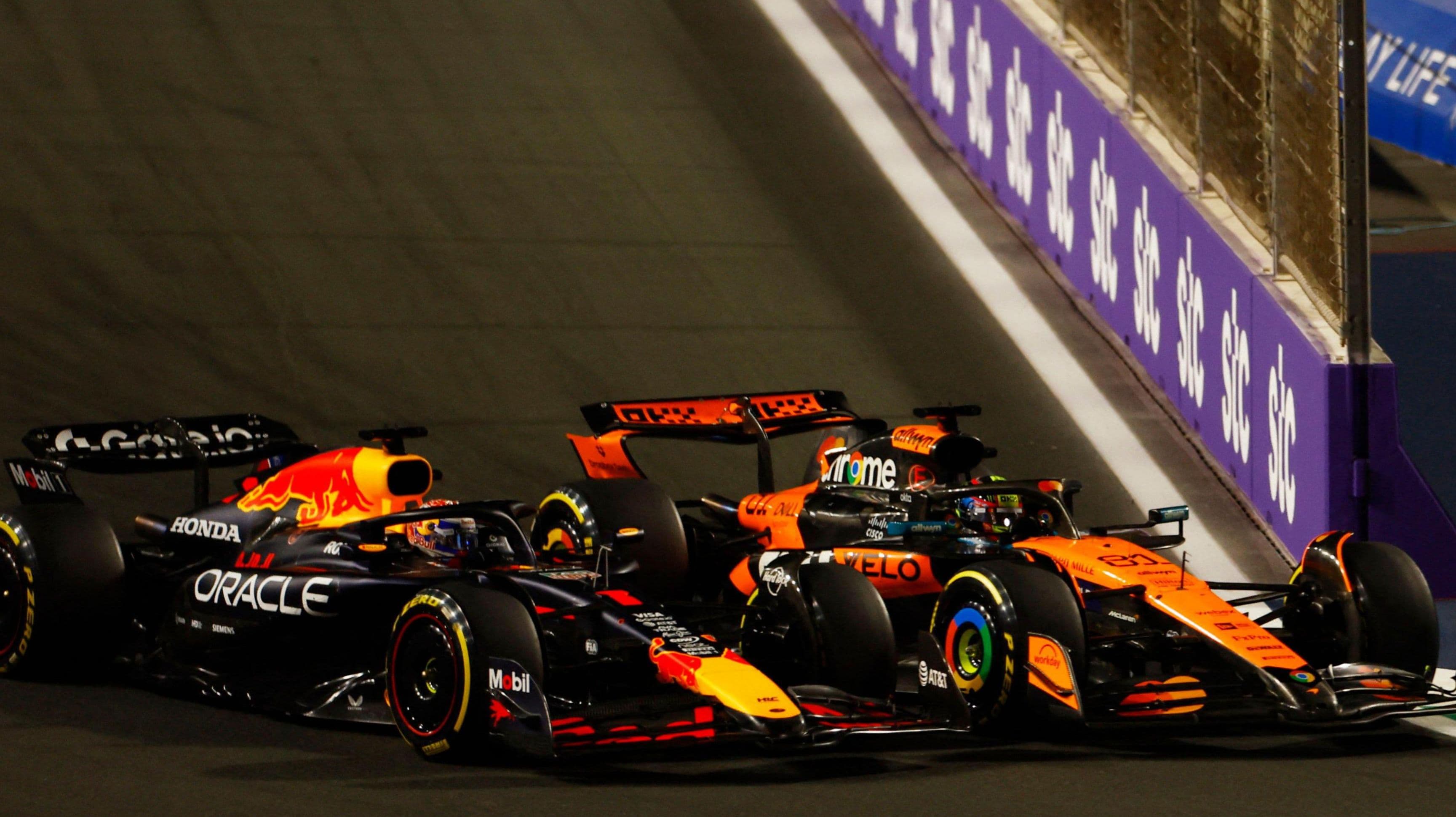 سيارتا فيرستابن وبياستري عند المنعطف